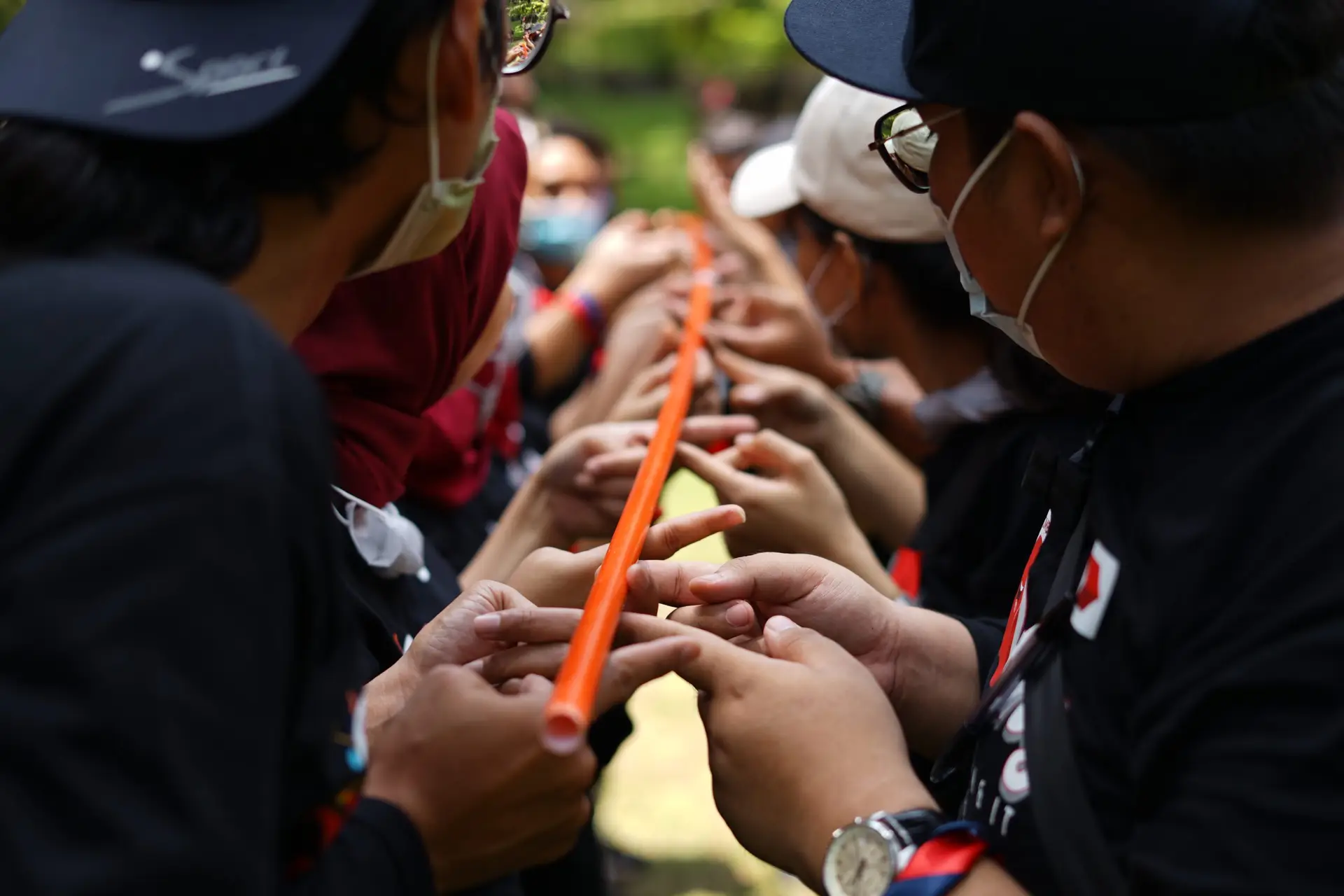 Aktivitas outbound tim di alam terbuka