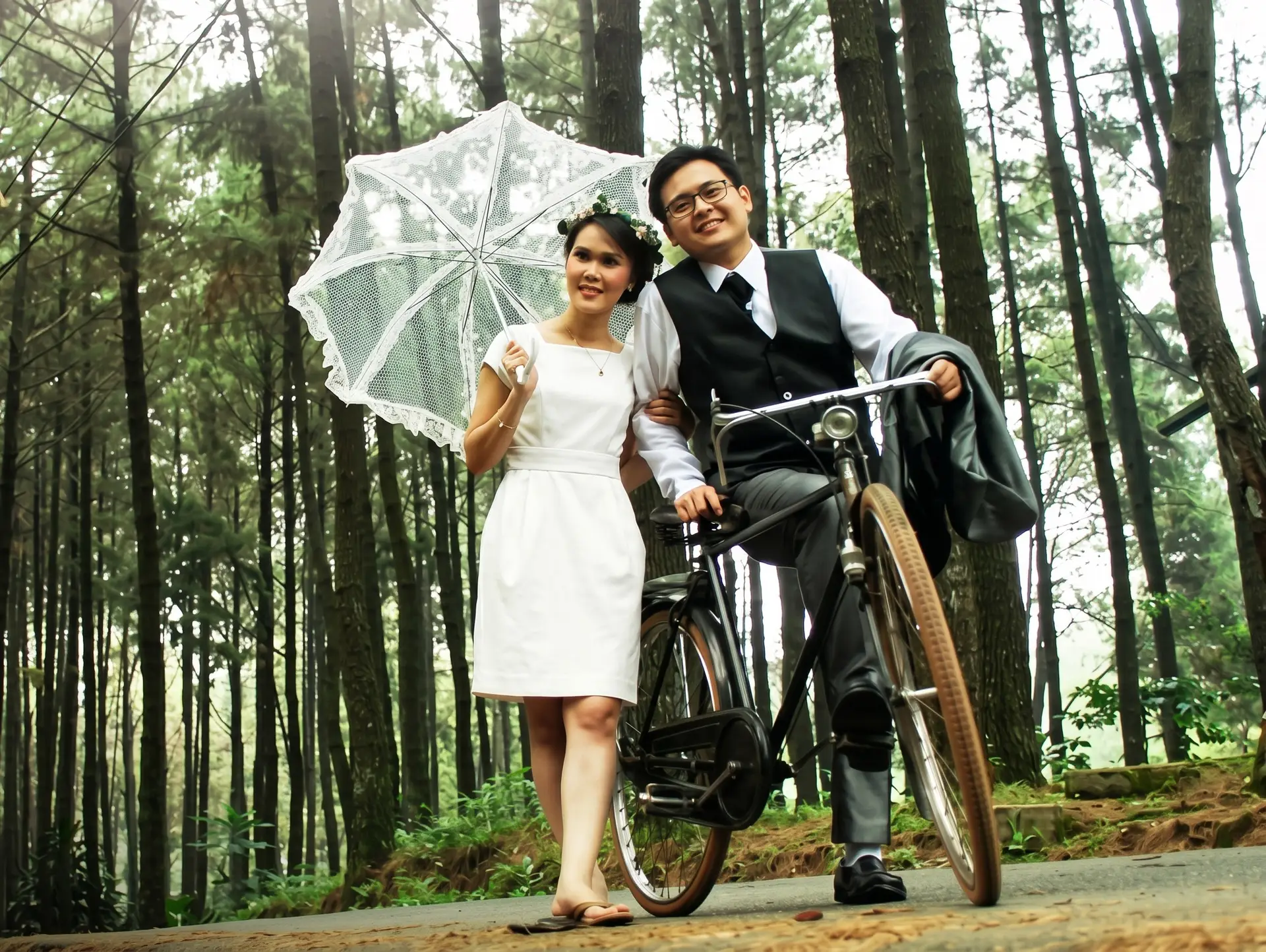 Sesi shooting prewedding dengan latar hutan pinus